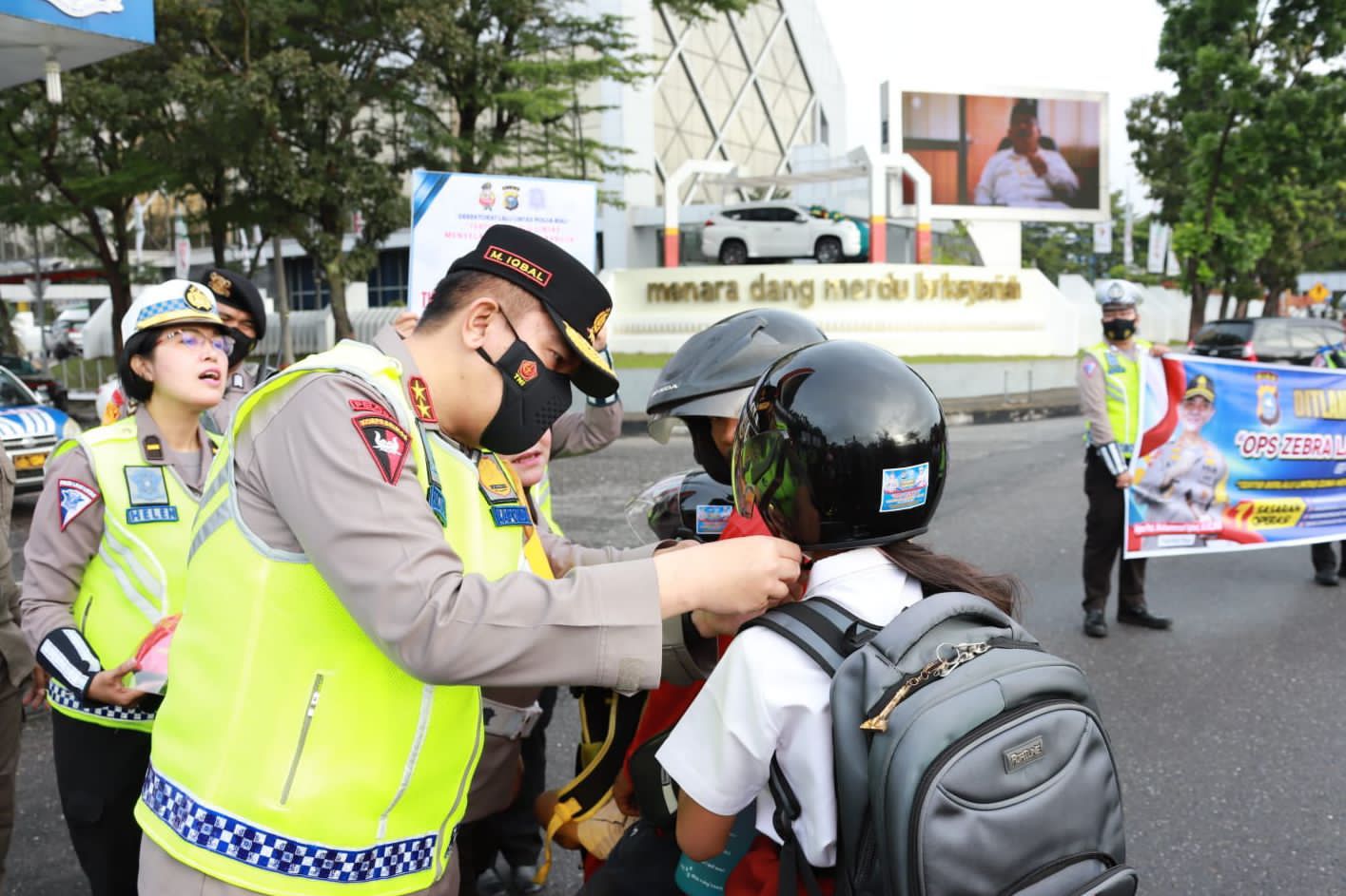 Turun Langsung Bagikan Helm ke Pengendara, Kapolda Riau Irjen Iqbal : Untuk Keselamatan, Sayangi Anak Anak